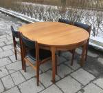 Runt danskt teak matbord med butterfly extraskiva, 60-tal, 4200 kr, med 4 Erich Buch modell 50 danska stolar teak, 60-tal, 1600 kr/st (säljs ihop) 2024-04-05
