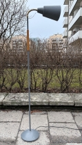 Grå metall golvlampa, trol Upsala armaturhantverk, SÅLD 2025-02-12